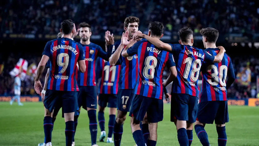 Los jugadores del Barça celebra el gol de Pedri