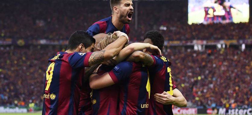 Abrazo de los futbolistas del Barça celebrando la victoria
