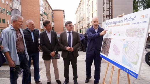 El delegado de Políticas de Vivienda y presidente de EMVS Madrid, Álvaro González, recorre las calles del barrio de Begoña