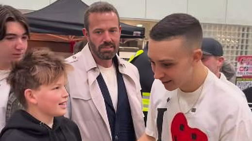 Ben Afflect y su hijo menor en una convención de zapatillas de lujo
