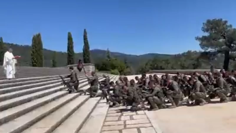Momento de la bendición a la unidad del Ejército de Tierra en el Valle de los Caídos