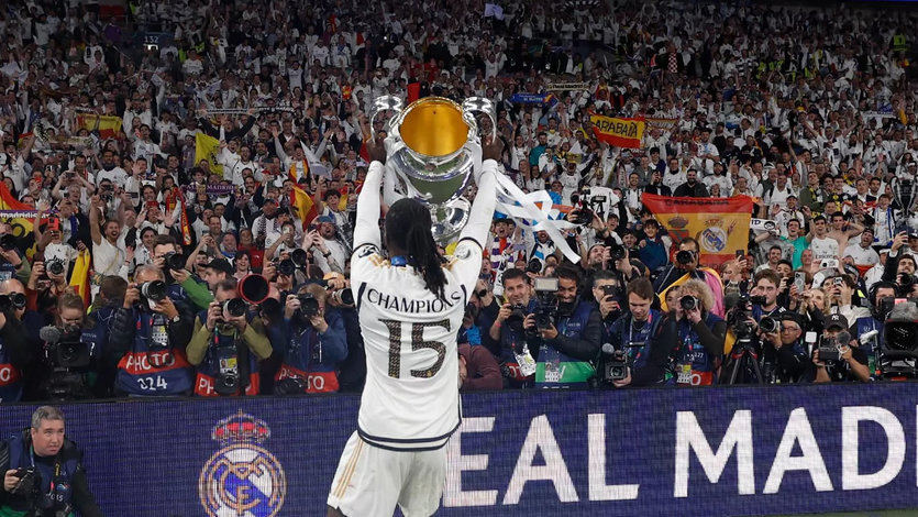 Banderas de España en la grada del Bernabéu