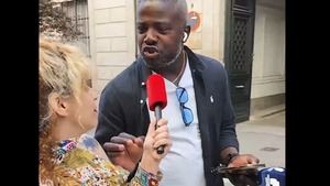 Bertrand Ndongo prueba de su propia medicina: interrogado por una reportera en plena calle