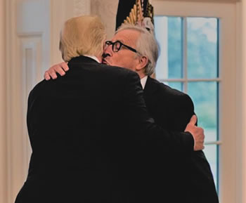 Un beso es el arma secreto de Juncker contra Trump