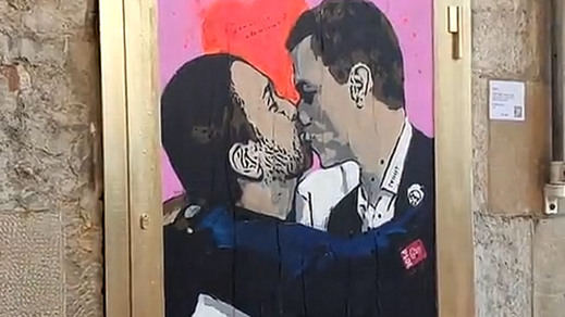 El beso de Pedro y Pablo se hace viral: Sánchez e Iglesias se aman en versión grafiti