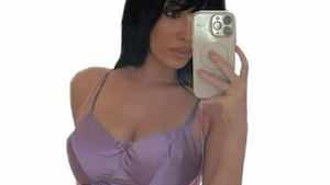 Bianca Censori sorprende con una peluca negra al más puro estilo Kim Kardashian