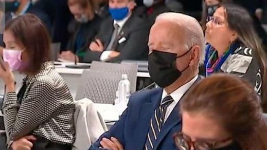 El comentado gesto de Joe Biden durante la COP26: ¿se durmió el presidente de EEUU en plena cumbre del clima?