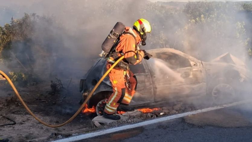 Bombero de Valencia apagando un coche