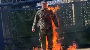Un soldado de EEUU se prende fuego delante de la embajada israelí al grito de "Palestina libre"