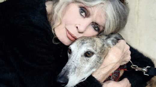 Brigitte Bardot junto a su perro