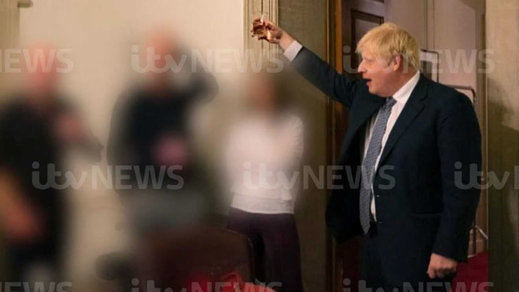 El primer ministro británico, Boris Johnson, brindando en una fiesta