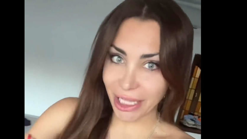 La popular tiktoker trans Daniela Requena, con su cambio de color de ojos