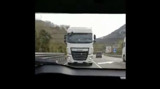 Camión acosando a otro vehículo