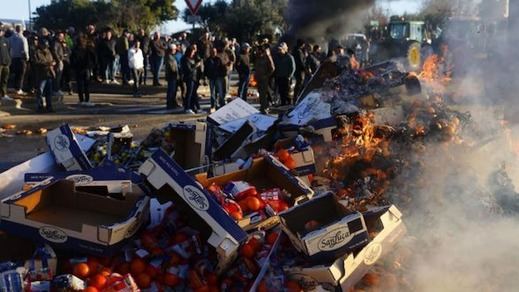 Productos españoles arrojados al suelo por las protestas de los agricultores franceses