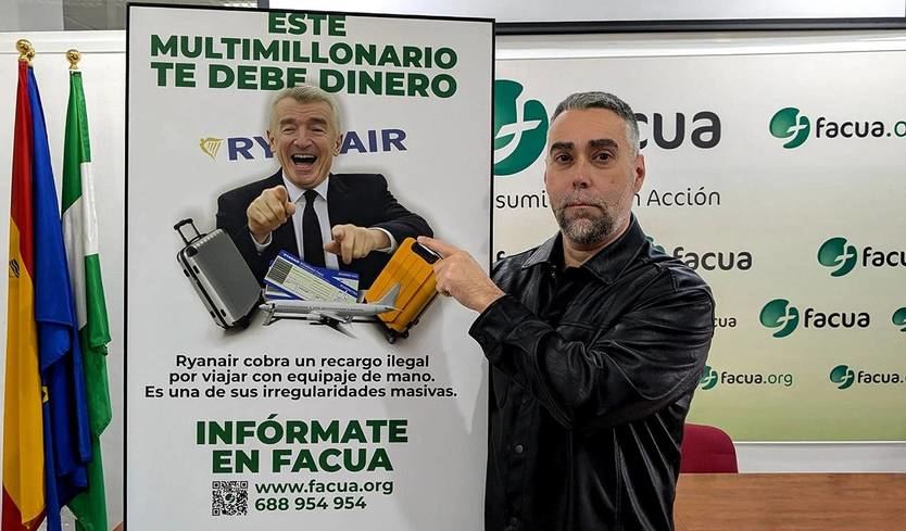 El presidente de Facua, Rubén Sánchez, enseñando el cartel de la campaña contra Ryanair