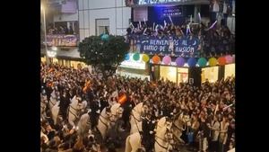 Ocurre de todo en la cabalgata de Sevilla: himno nacional, cánticos contra Sánchez, pedida de mano...