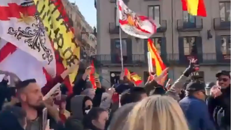 La concentración anti-Sánchez en Barcelona acabó con saludos fascistas y cantando el 'Cara al sol'