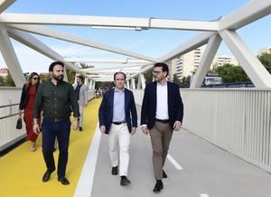 Un puente-pasarela conecta ya los distritos de Puente y Villa de Vallecas por encima de la M-40