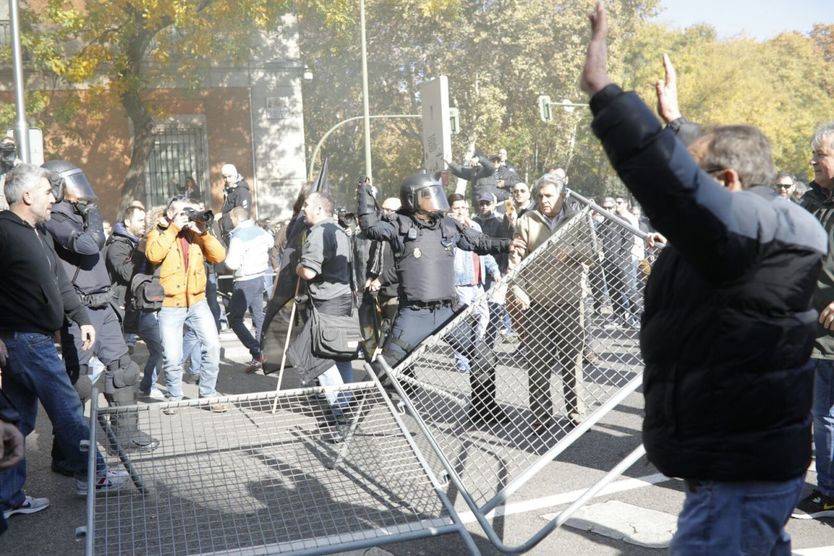Cargas policiales frente al Congreso durante la manifestación de taxistas