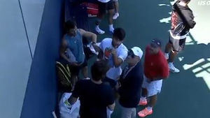 Carlos Alcaraz, tenista español, señalando una cámara en el US Open
