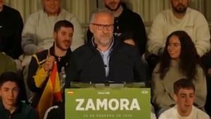 El candidato de Vox en Castilla y León baila ante el cántico de "Pedro Sánchez, hijo de puta"