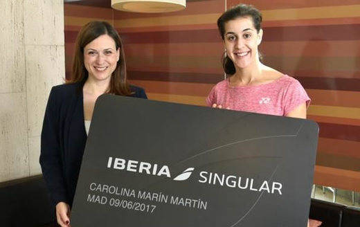 Iberia entrega a Carolina Marín su tarjeta Singular