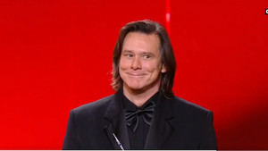 Jim Carrey reaparece en una gala y las redes se llenan de comentarios sobre su aspecto