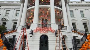 Melania Trump, criticada por decorar la Casa Blanca en Halloween mientras recortan las ayudas alimenticias