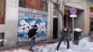 Los vídeos de Casado retirando nieve: halagos y críticas a la par en redes