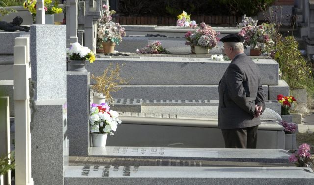 Los cementerios quieren recuperar a sus 'clientes': piden prohibir esparcir las nocivas cenizas al medio ambiente