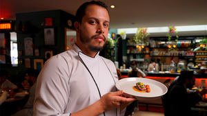 El Corte Inglés lleva a sus cafeterías el imaginario gastronómico del chef colombiano Cristian Ramírez