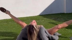 Chica tomando el sol con las piernas abiertas