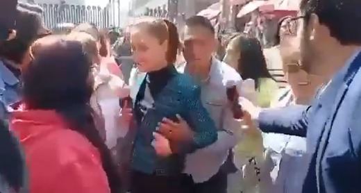 El momento en que Claudia Sheinbaum es acosada por el espontáneo