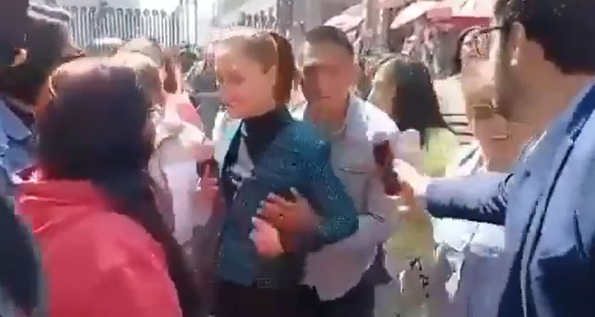 El momento en que Claudia Sheinbaum es acosada por el espontáneo