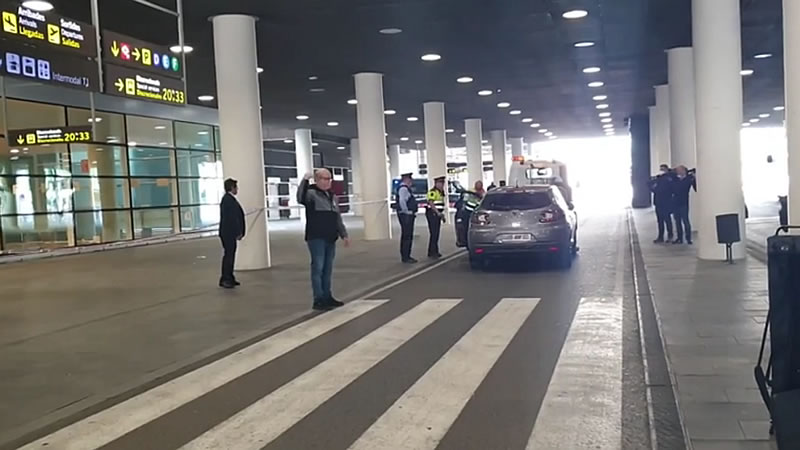 Arrestados 2 albaneses tras irrumpir con su coche en el aeropuerto de El Prat