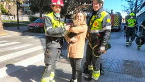 Un pequeño milagro en medio de la tragedia: rescatan al gato 'Coco' 8 días después del incendio de Valencia