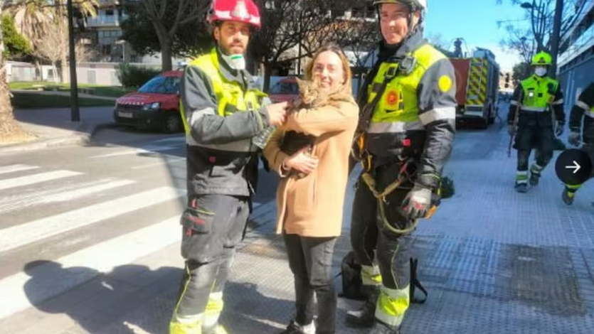 El gato Coco junto a su dueña