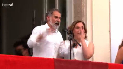 Ada Colau, abucheada en las fiestas de Gràcia: acaba llorando y Cuixart sale al rescate