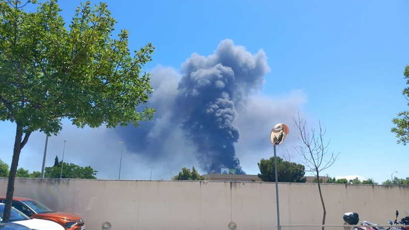 Columna de humo tóxico Sevilla tras la explosión en una nave de productos químicos
