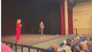 Una concejala del PP interrumpe un monólogo feminista en Collado Villalba y tiene que dimitir