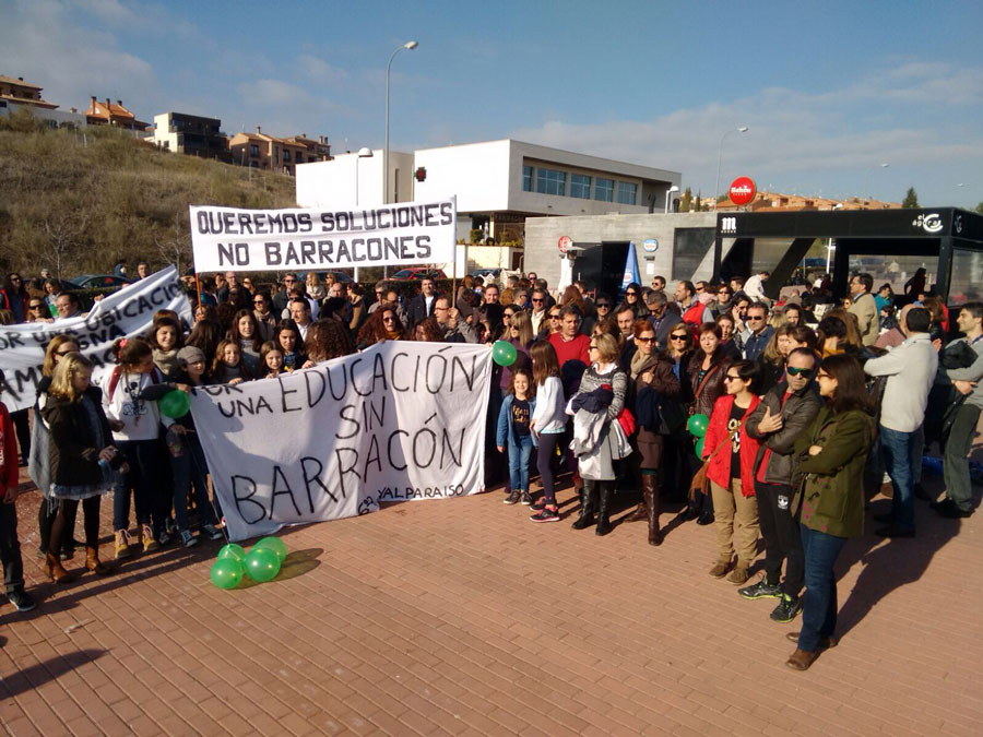 Padres y alumnos del Colegio Valparaíso de Toledo piden a la Junta salir de los barracones en los que dan clase