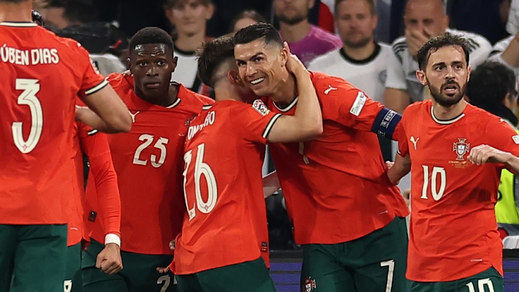 Los portugueses felicitan a Cristiano Ronaldo por su gol