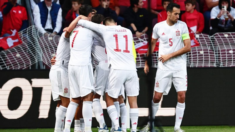 La Roja celebra el gol de Sarabia