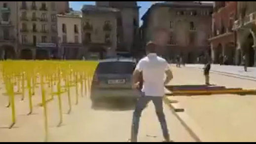 Un coche derriba las cruces amarillas de los independentistas catalanes en la plaza mayor de Vic