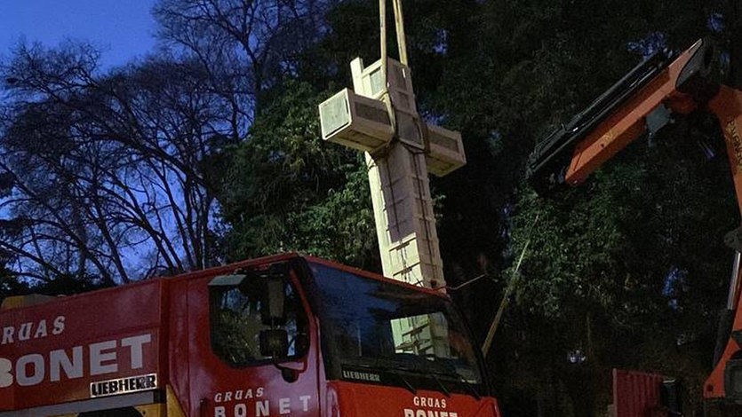 Retirada de la cruz del parque Ribalta