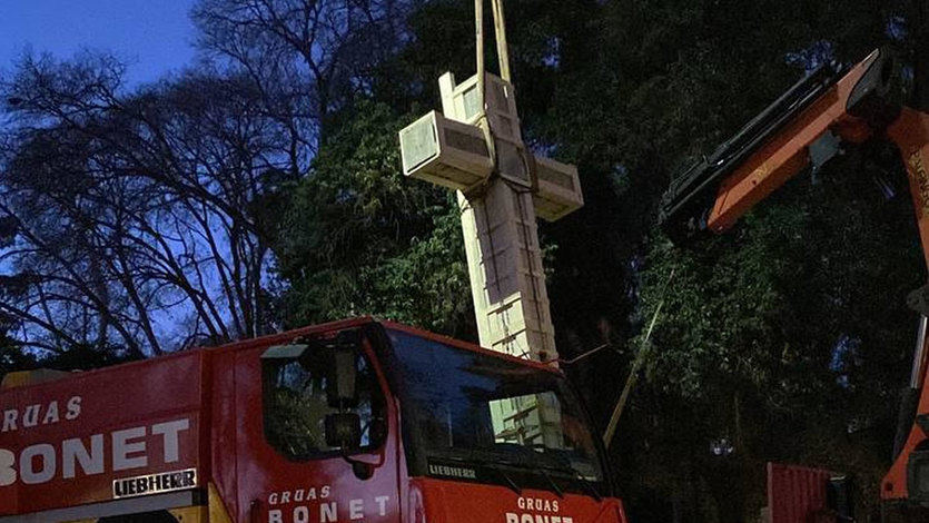 Retirada de la cruz del parque Ribalta