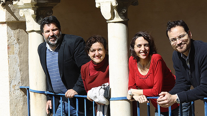 Los organizadores del congreso en una de las localizaciones de la serie (Alcázar de Sevilla)