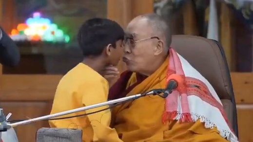 El Dalai Lama besa en la boca a un niño indio