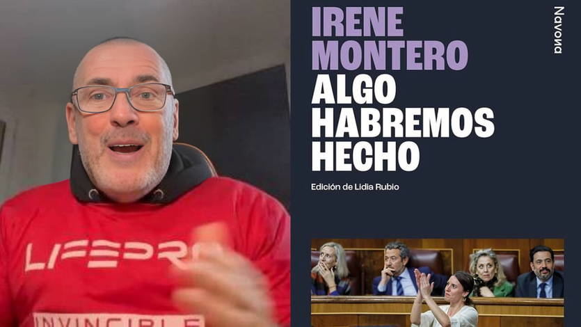 Daniel Esteve, líder de Desokupa, con el libro de Irene Montero