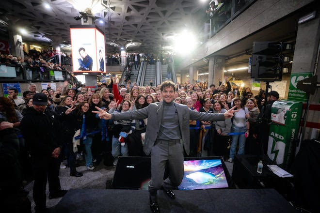 El Metro de Madrid se ha vestido de magia navideña con David Bisbal